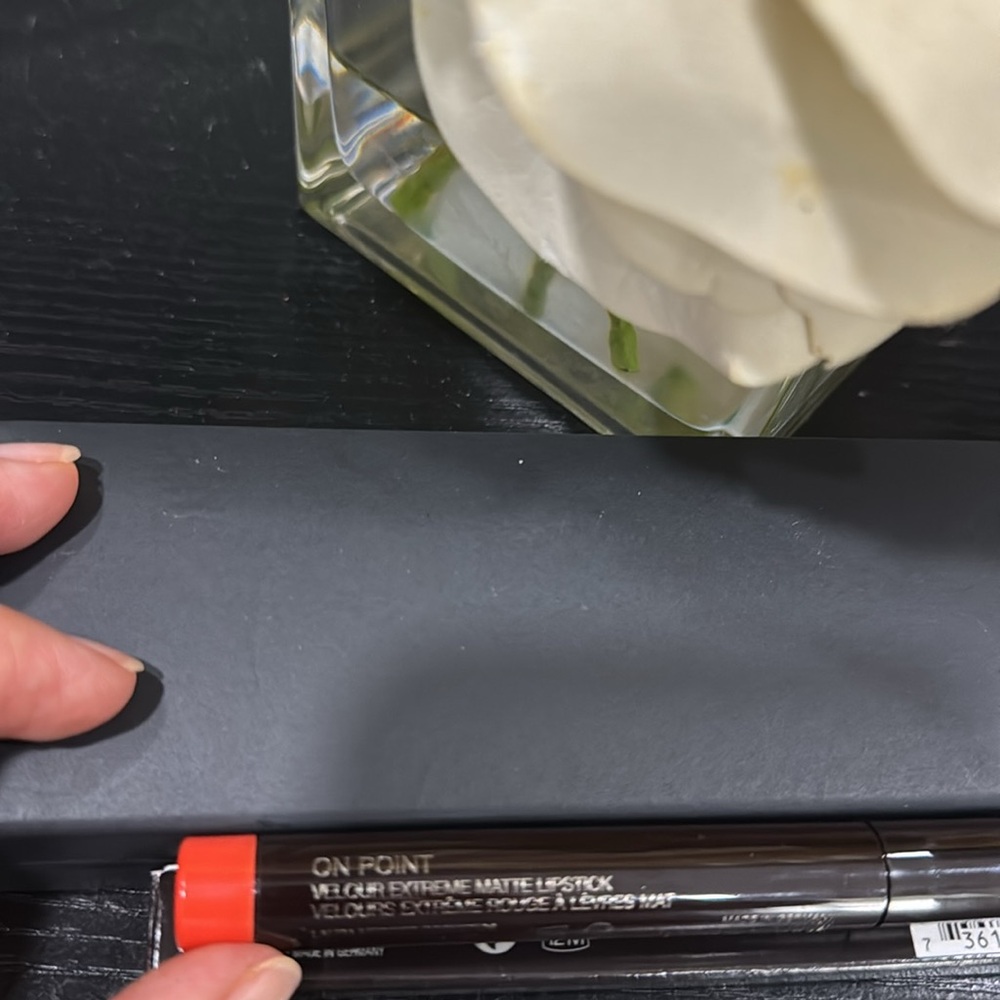 Laura Mercier Velour Extreme Matte Lipstick shade “On Point” Orange Red - Picture 4 of 5